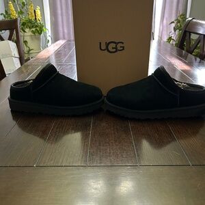 UGG Women's Classic Slippers. Almost New. Excellent condition.